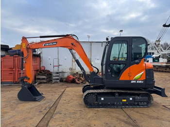 Máy xúc mini DOOSAN DX60