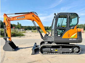 Máy xúc mini DOOSAN DX60