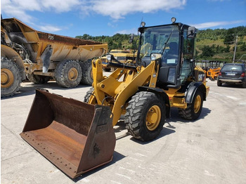 Máy xúc lật bánh lốp CATERPILLAR