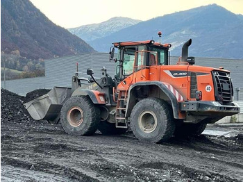 Máy xúc lật bánh lốp DOOSAN DL300