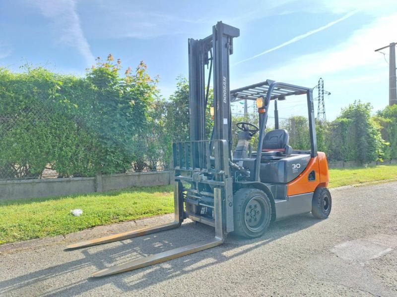 Xe nâng diesel Doosan D30S 5: hình 1