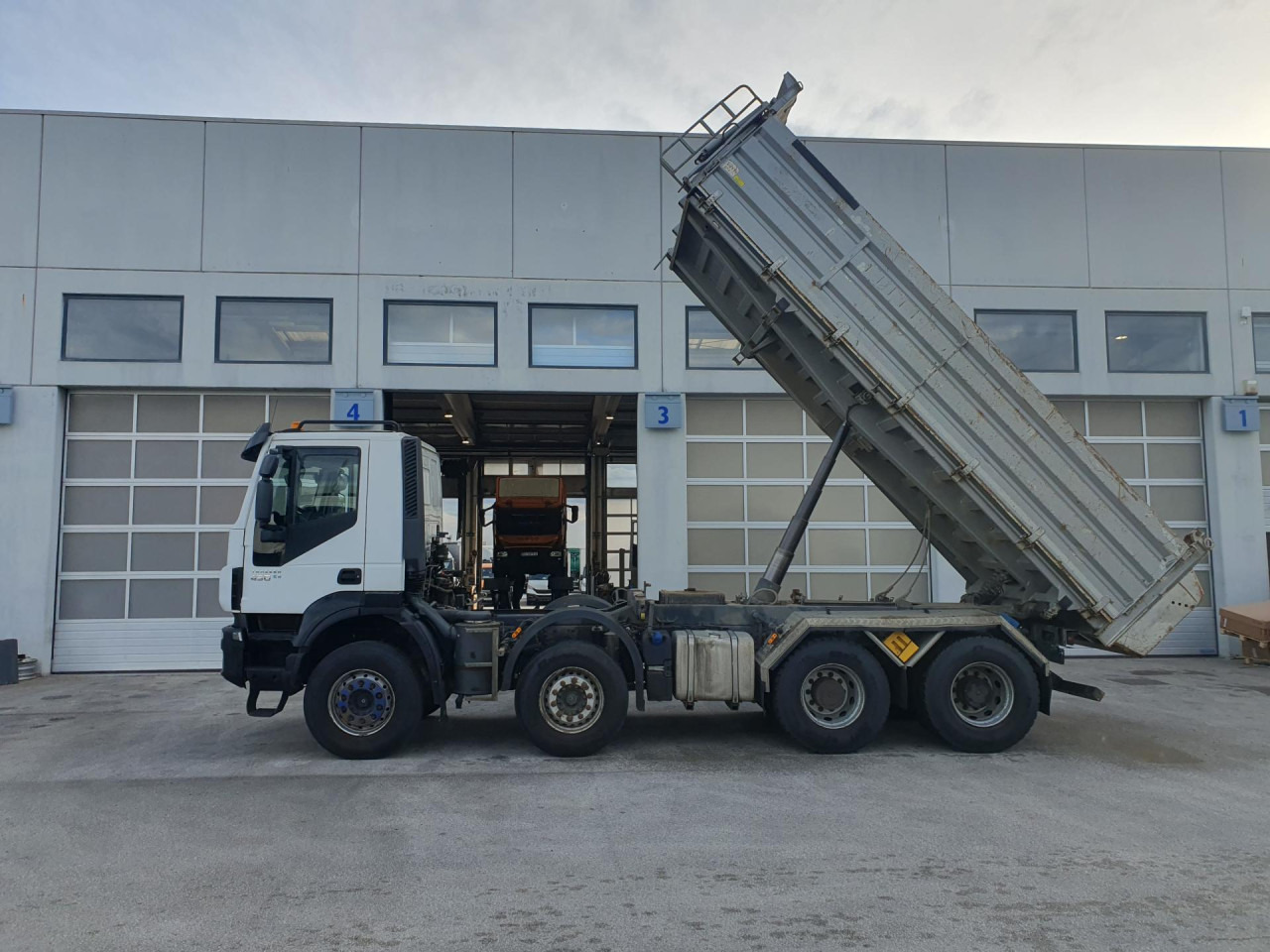 Xe ben IVECO Trakker AD410T45: hình 10